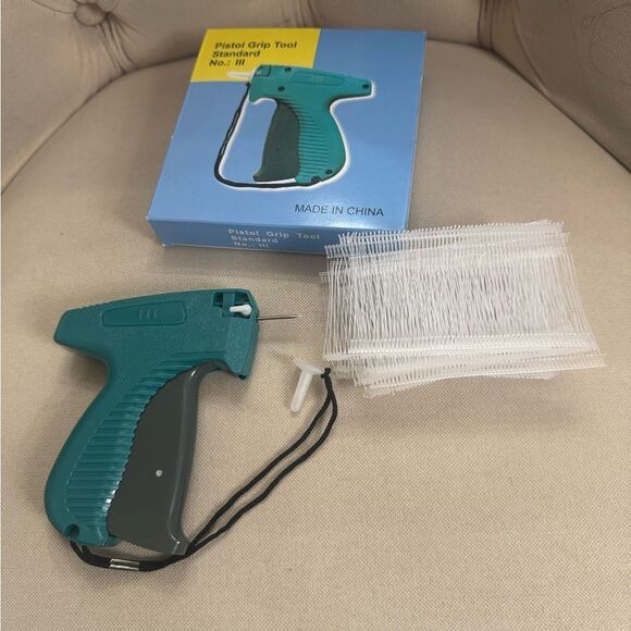 Tagging Gun with‎ Fasteners - Picture 2 of 3